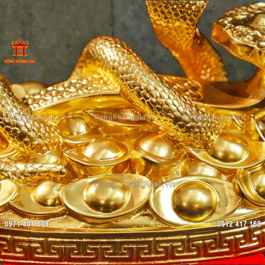 Bề mặt tượng rắn được mạ vàng 24K và phủ bóng 2K chống oxy hoá